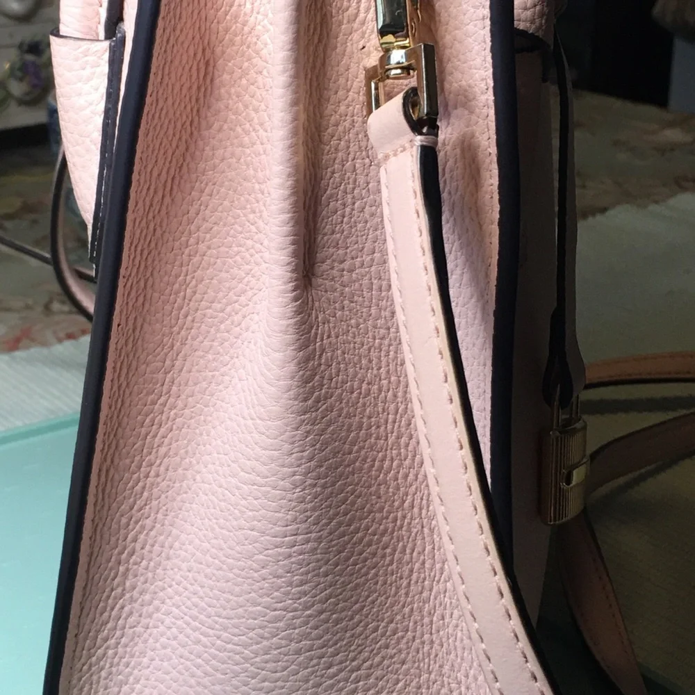 Elegant Pink Leather Handbag with Crossbody Strap - Picture 4 of 13